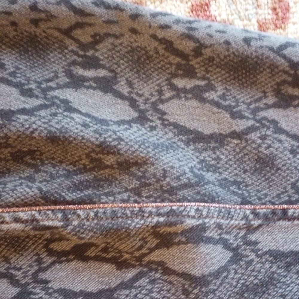 Lysse Snake Print Leggings - Picture 8 of 9